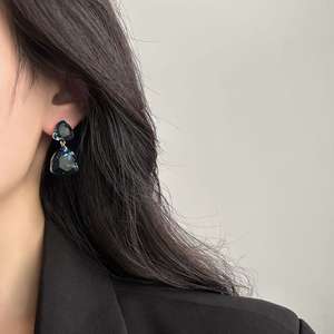 Pendientes de Luz Prismática, Brillantes, con Corte Trillón, Circonitas Cúbicas Coloridas en Diseño Geométrico de Gota, Joyería de Lujo - Product Image 2