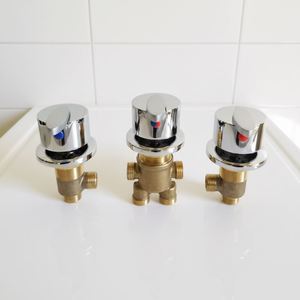 Rubinetto per <span class=keywords><strong>vasca</strong></span> da bagno in ottone massiccio, set tre pezzi, con doppio manico in ceramica, design moderno, con conversione divisore acqua calda, direttamente dalla fabbrica - Product Image 2