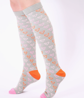 Chaussettes de compression montantes personnalisées à motif cœur pour le sport, soutien du mollet pour soulager la fatigue musculaire, idéales pour la course, les voyages et le quotidien