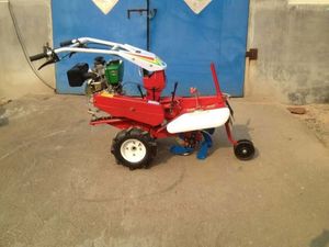 Machine de sol agricole multifonctionnelle de <span class=keywords><strong>haute</strong></span> qualité 30CM profondeur de tranchée épandeur d'engrais planteur d'oignon - Product Image 2