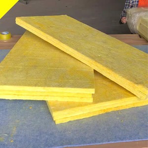 Panneau insonorisant et ignifuge en laine de verre avec support en feuille d'aluminium pour l'isolation thermique des conduits CVC, des murs industriels et des toitures métalliques - Product Image 3