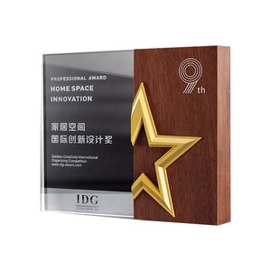 Trophée et médaille personnalisés en bois et cristal avec design étoile à cinq branches et plume - Product Image 5