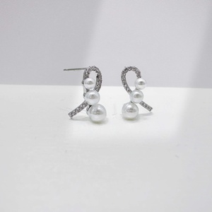 Pendientes geométricos únicos de plata 925 al por mayor para uso diario, para damas, nupciales, estilo occidental, chapados en oro de 14k, vintage, con perlas. - Product Image 1