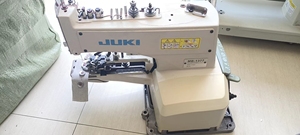 Machines à <span class=keywords><strong>coudre</strong></span> industrielles Jukis 373 d'occasion de fabrication japonaise, de bonne qualité et à <span class=keywords><strong>prix</strong></span> avantageux, <span class=keywords><strong>machine</strong></span> à <span class=keywords><strong>coudre</strong></span> les boutons, <span class=keywords><strong>machine</strong></span> à attacher les boutons, Gambie - Product Image 5