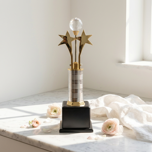 Trofeo de metal premium con diseño elegante inspirado en cristal. - Product Image 1