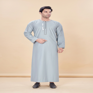 เสื้อคลุมโอมาเนียนสีเทาอ่อนสำหรับผู้ชาย AL ARAB พร้อมลายปักที่คอเสื้อและพู่ตกแต่ง แขนยาว แบบดั้งเดิมของชาวอาหรับ - Product Image 3