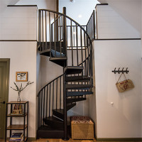 Marche extérieur en spirale dessin pour enfants, dessin pour l'intérieur, en spirale, avec marches en bois