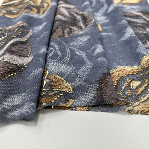 Vente en gros de tissu en maille à imprimé floral de qualité goon à bas prix avec filet en feuille d'or pour vêtement - Product Image 2