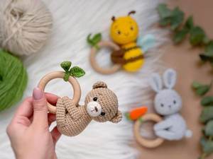 かぎ針編みガラガラギフトセットクマ木材サークルブレスレットかわいい動物ソフトニットかぎ針編み赤ちゃんガラガラ - Product Image 4