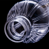 Un verseur actuel de décanteur à rayures verticales pour bouteille en verre de whisky et de cognac