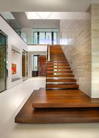 Escalier intérieur élégant en acier et bois avec rampe en verre