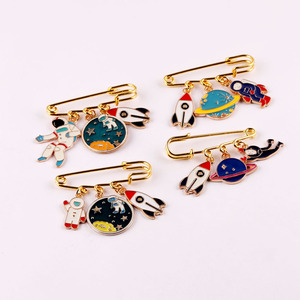 Broches en métal créatives, motif astronaute, planète, fusée, bijoux de mode unisexe, accessoire cadeau - Product Image 2