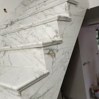 Escalier intérieur moderne en acier inoxydable en spirale avec rampes en marbre blanc jade pour villa