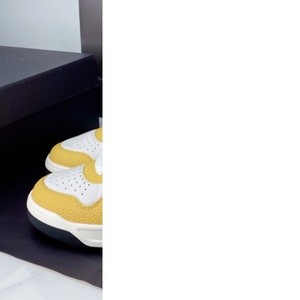 Zapatillas de Moda Amarillas y Blancas de Cuero con Plataforma Alta, Zapatos Casuales con Suela Gruesa y Tachuelas Negras para Hombre y Mujer - Product Image 1