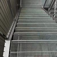 Rejilla de Acero Inoxidable Certificada |   Moderno, Duradero y Anticorrosivo |   Edificio al Aire Libre |   Cumple con las Normas ISO/ASTM de Calidad