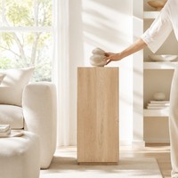 Table basse en bois rustique de style farmhouse avec finition vieillie, idéale pour la décoration d'un salon spacieux