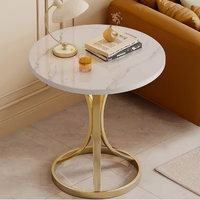 Table d'appoint élégante avec plateau en marbre et cadre en métal doré, design luxueux pour les espaces de vie modernes, portable et durable pour le mobilier de salon