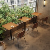 Tables et chaises de restaurant de style antique ; ce mobilier de salle à manger convient aux bars et aux cafés