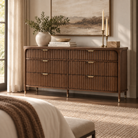 Commode double à 6 tiroirs pour chambre à coucher, meuble de rangement en bois nervuré de 68 pouces de large avec poignées en laiton et cadre aux coins arrondis