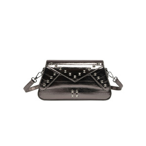 2025 femmes Niche Design Rivet sac à main petit sac carré Punk moto unique épaule Zip sac à bandoulière - Product Image 1