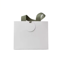Sacs cadeaux personnalisés en gros avec logo en relief, emballages de boutique en vrac, sacs en papier pour le commerce de détail