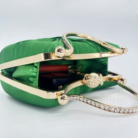 Sac à main de soirée rétro vert satiné, design plissé exquis, choix accrocheur pour les occasions sociales haut de gamme