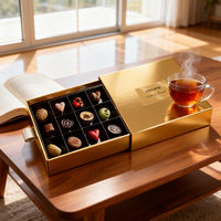 Boîtes cadeaux de luxe en carton rigide avec insert personnalisé, logo doré, pelliculage mat, pour chocolats et vins.