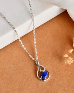 Colgante de rizo de océano Plata de ley Remolino abstracto Acento de piedra azul profundo Acentos de diamantes sutiles-Regalo de fiesta de boda moderno - Product Image 3