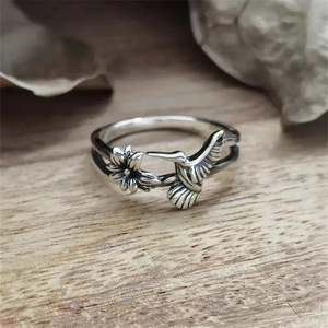 Anello Vintage con Colibrì e Fiore per Donne, Stile Argento Anticato, Gioiello Artistico Minimalista e Fresco, Regalo - Product Image 1