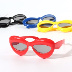 Trendy Ladies Lunettes Soleil <span class=keywords><strong>Femelle</strong></span> Lip Gloss donna bambini all'ingrosso Cat Eye Extra Large occhiali quadrati spessi labbra occhiali da sole - Product Image 2