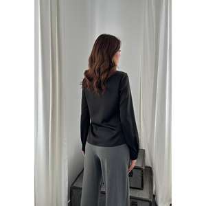 เสื้อสตรีผ้าซาตินสีดำทรงหลวม ติดกระดุม ไซส์ XL สไตล์วินเทจ สำหรับฤดูใบไม้ผลิและฤดูใบไม้ร่วง ขายส่ง - Product Image 1