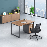 Poste de travail de bureau moderne de luxe en acier inoxydable et bois, avec structure en acier durable et panneau de style bois