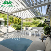 Pergola bioclimatique en aluminium motorisée à lames orientables sur mesure pour jardin extérieur avec porte en verre