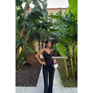 ชุดเซ็ต 2 ชิ้น สีดำ ผ้าทอเนื้อแน่น สายรัดเอว กางเกงขาสั้นลำลองพร้อมโลโก้ เสื้อทรงทางการ ความยาวสั้นเหนือเข่า - Product Image 1