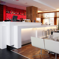Comptoir de service de bar en pierre à surface solide blanche haut de gamme avec lumière