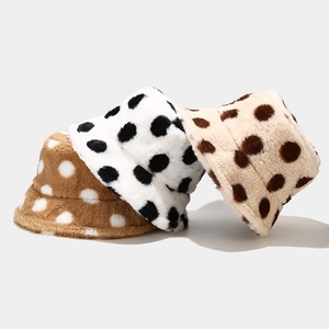 Groothandel <span class=keywords><strong>Custom</strong></span> Hoge Kwaliteit Dot Afdrukken Patroon Vrouwen Winter Dikke Harige Pluche Emmer Hoed, Fashion Design Visser Emmer Cap - Product Image 1