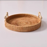 Grote capaciteit handgemaakte rieten dienblad met gevlochten design en handvatten, voor ontbijt, fruit, brood, etc. voor thuisgebruik.