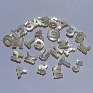 Vente en gros d'accessoires de bijoux DIY : Breloques pendentifs 26 lettres de l'alphabet en nacre naturelle - Product Image 2