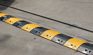 Seguridad <span class=keywords><strong>de</strong></span> tráfico Carretera <span class=keywords><strong>de</strong></span> hormigón Custom Heavy Duty Amarillo-negro Caucho Topes <span class=keywords><strong>de</strong></span> <span class=keywords><strong>velocidad</strong></span> - Product Image 5