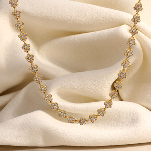 Collier avec pendentif fleur en acier inoxydable plaqué or 18 carats, minimaliste, luxueux, à porter au quotidien - Product Image 3