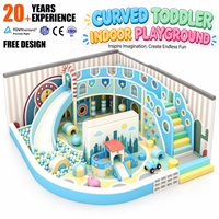 Structure de jeu intérieure personnalisée pour enfants sur le thème nautique : petit navire, toboggan, escalier, tunnel d'escalade, balançoire et maisonnette