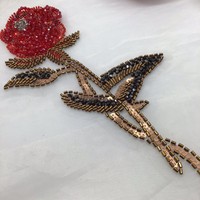 Applique de fleur rouge rosée perlée personnalisée à faire soi-même pour la décoration de robes