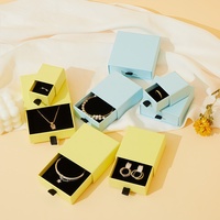 Boîte à boucles d'oreilles de haute qualité avec estampage personnalisé, boîte cadeau pour boucles d'oreilles avec carton blanc et logo en feuille d'or pour la vente au détail