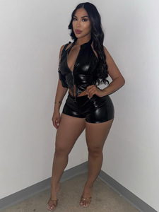 C0021 Conjunto de Dos Piezas para <span class=keywords><strong>Mujer</strong></span>, Top sin Mangas Estilo Motociclista con Cuello Alto y Cierre de Cremallera, Pantalones Cortos, Cuero Sintético PU, Venta al Por Mayor - Product Image 2