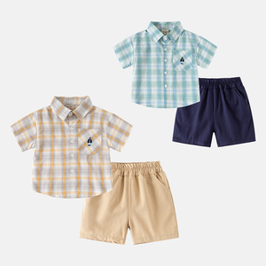 Ensemble 2 pièces décontracté pour enfants 2026 : <span class=keywords><strong>Chemise</strong></span> à <span class=keywords><strong>carreaux</strong></span> à col rabattu et short pour garçons – Collection été en gros - Product Image 1