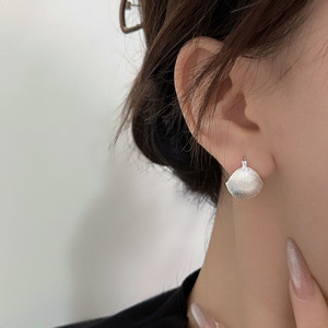 Pendientes Huggie de plata de ley S925 con forma de luna, diseño geométrico para mujer, joyería de uso diario ES1080 - Product Image 2