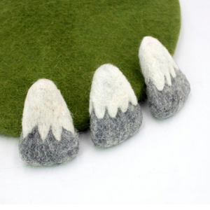 Gorro de lana fieltro hecha a mano con diseño de montaña nevada para guirnaldas DIY y manualidades - Comercio justo y lana - Product Image 2