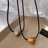 Personnalité de la mode laiton plaqué or coeur pendentif noir longue corde chandail chaîne collier bijoux usine en gros