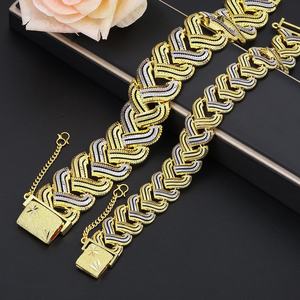 Bracelet tendance en laiton plaqué or 24 carats de Jxx Fashion Jewelry pour femmes, bracelets ou joncs à breloques géométriques - Product Image 1