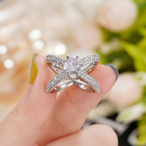 Elegante Anello Incrociato per Donne, Gioiello Minimalista alla Moda - Product Image 4